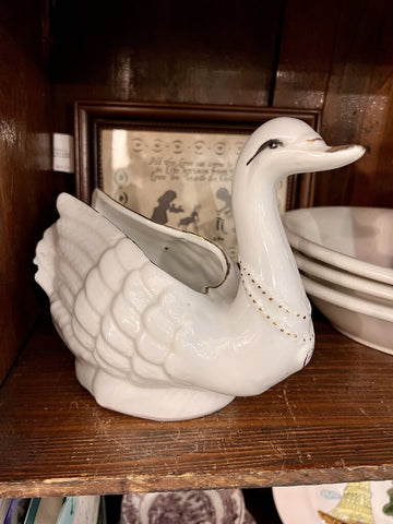 Porcelain swan dish/planter, as found. Chip on back tail