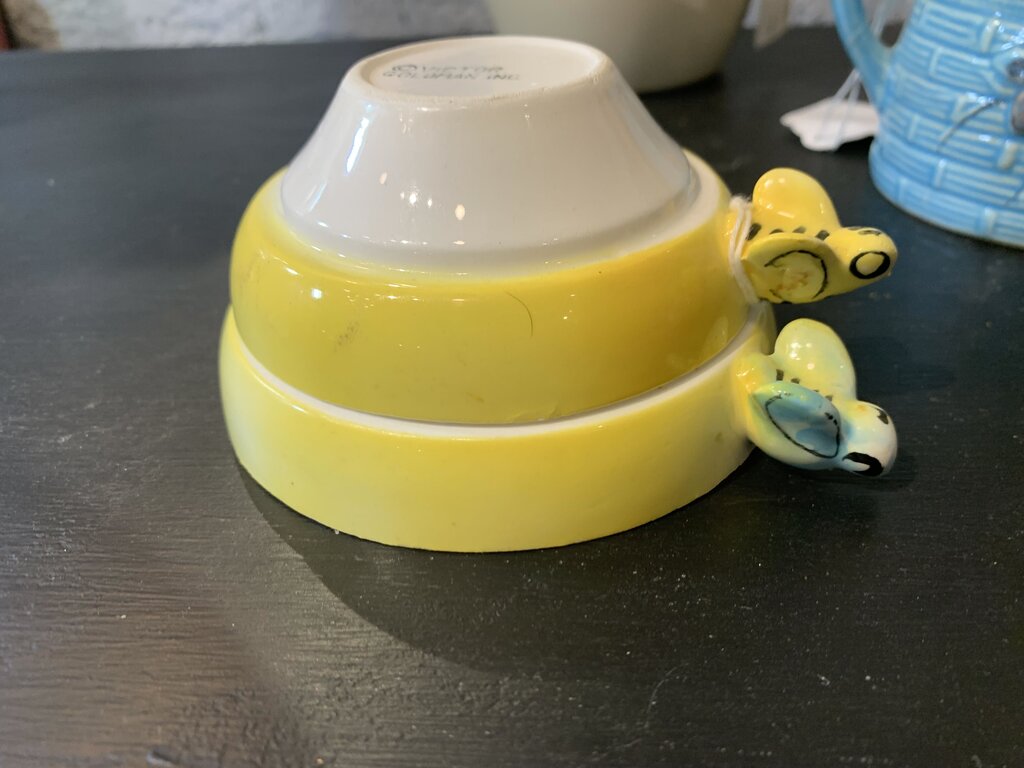 Vintage Bee Hive Measuring Cups Yellow~ Only 2~ 5" w x 2.5" t
