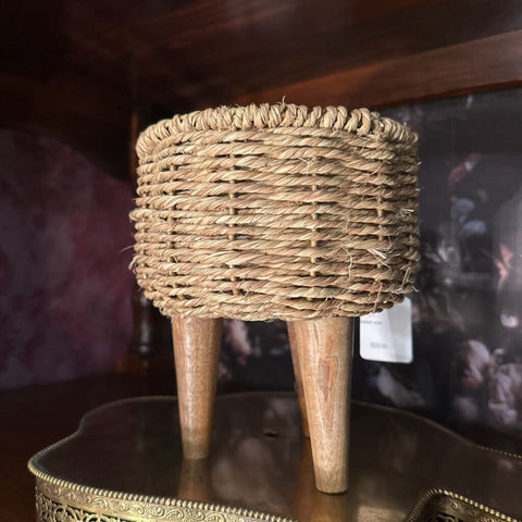 Jute woven planter basket with feet