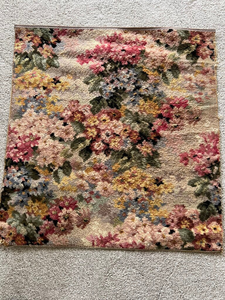 Floral 1940s rug, 28" X26"
