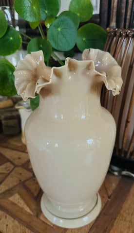Vintage Ruffled Vase WH15