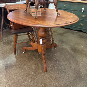 Beautiful Antique Round Wood Pedestal Table on Casters. 30 in Diameter x30H. IN STORE PICK UP ONLY