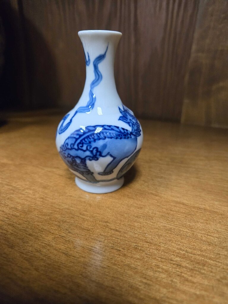 Blue & white vase 2.5 x 4