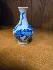 Blue & white vase 2.5 x 4