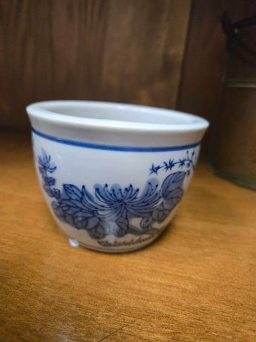 Blue & white pot 4 x 3 tall