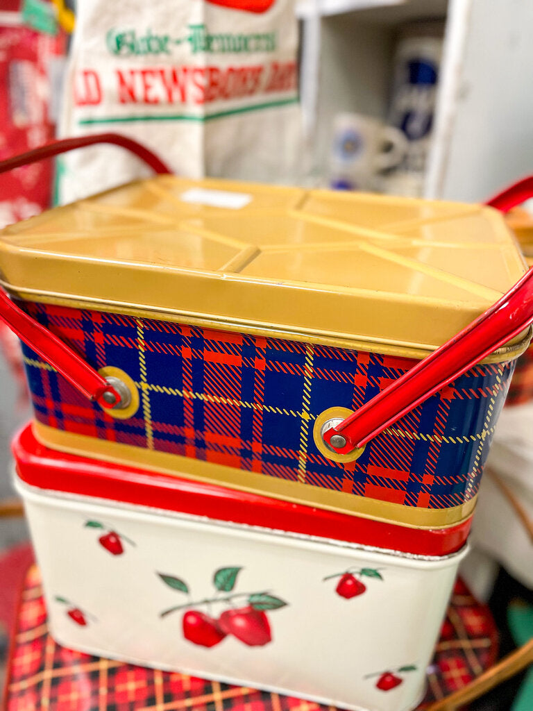Jens Fresh Vintage - Vintage red and blue plaid tin basket
