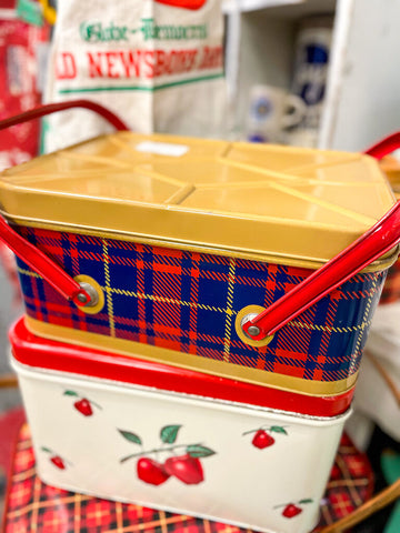 Jens Fresh Vintage - Vintage red and blue plaid tin basket