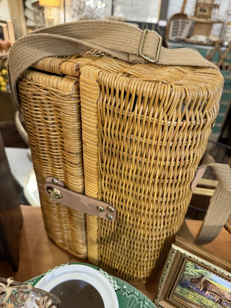 Wicker picnic basket wine carrier
