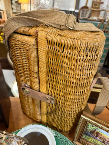 Wicker picnic basket wine carrier