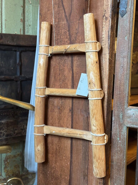 0677 small wooden ladder
