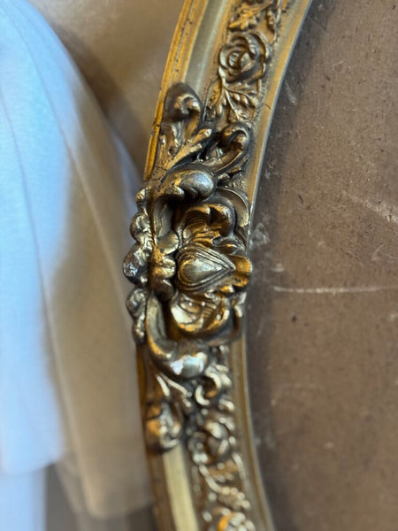 0688 oval ornate gilt wood frame