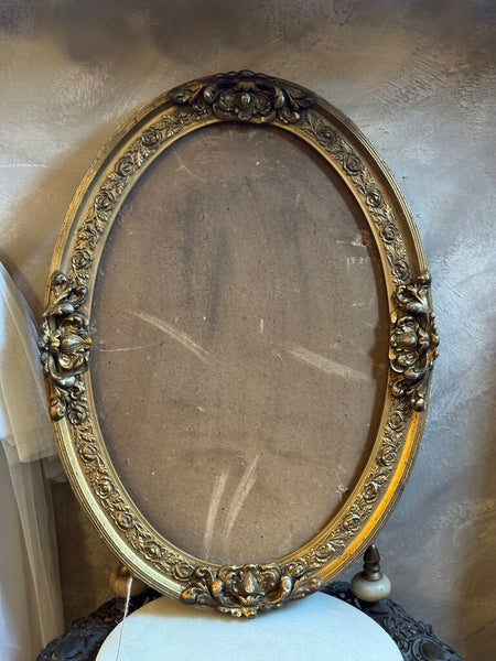 0688 oval ornate gilt wood frame