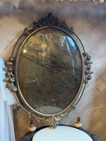 0689 oval gilt metal bubble glass antique frame