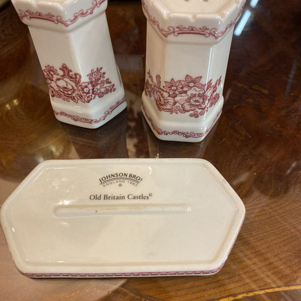 Vintage Old Britain Castle Salt and Pepper Shakers w/ Tray 5" x 4"