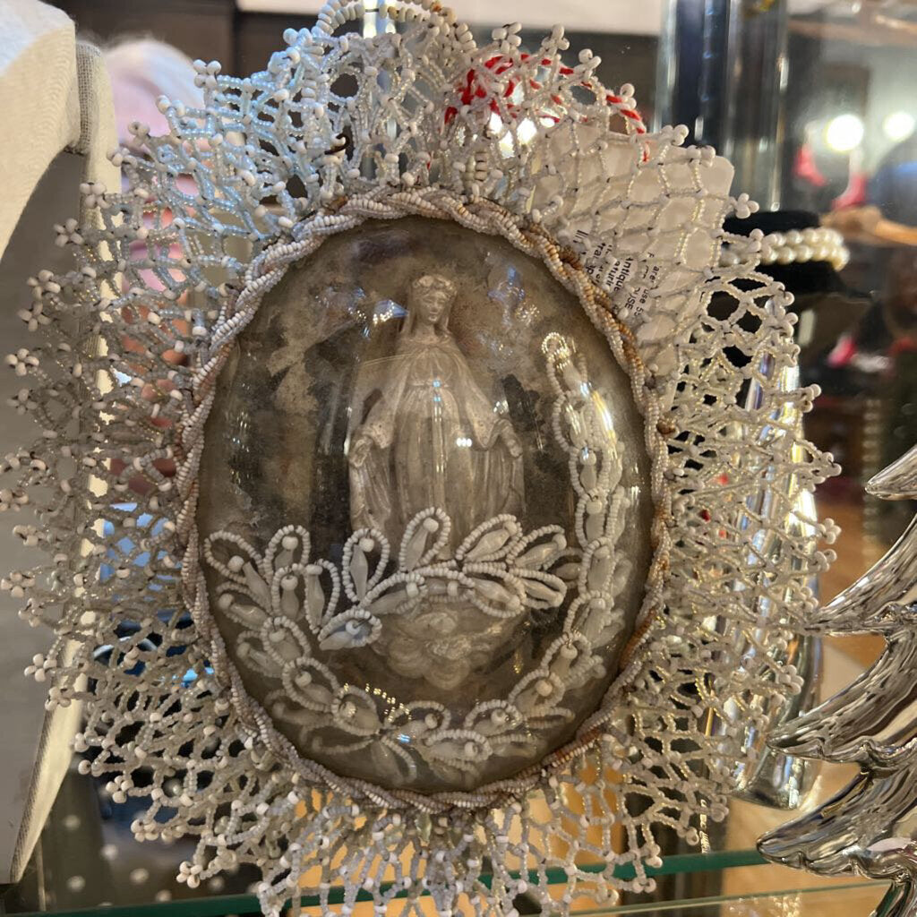 Antique French Religious diorama featuring the Virgin Mary, with hundreds of tine white and transparent glass beads, Mid-late 1800s. FiRMn