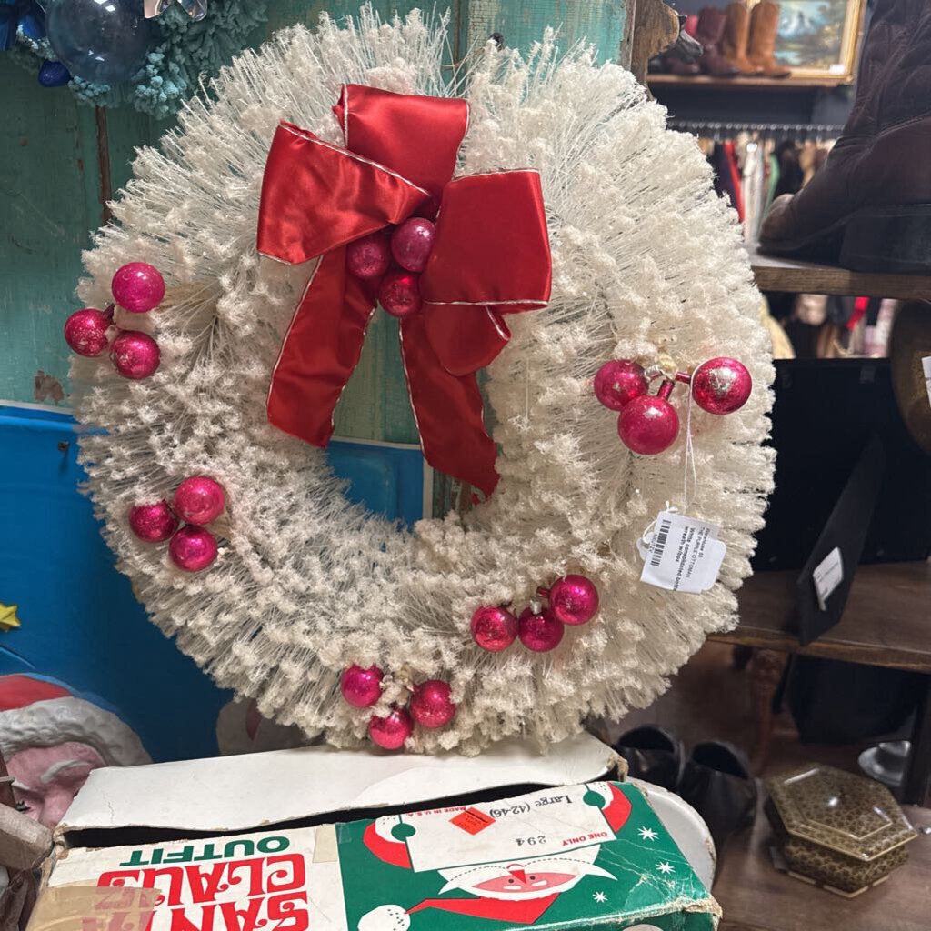 White consolidated bottle brush wreath w/box