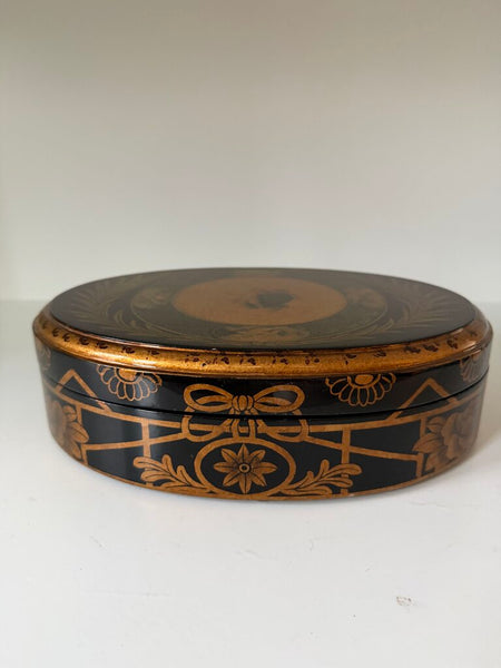 0131 Oval Velvet Lined Box