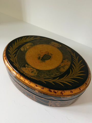 0131 Oval Velvet Lined Box