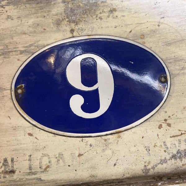 French house number sign 9 or 6, oval