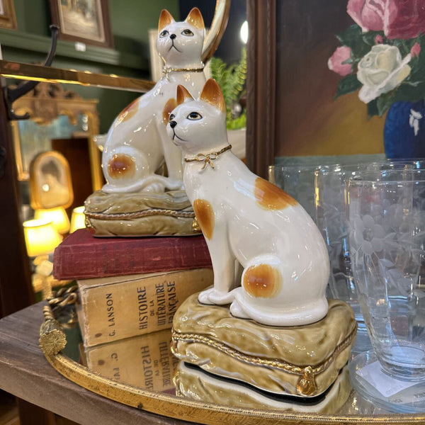VINTAGE PAIR STAFFORDSHIRE STYLE CAT ON PILLOW. ANDREA BY SADEK FOR CARSON PIRIE SCOTT8 1/2"H