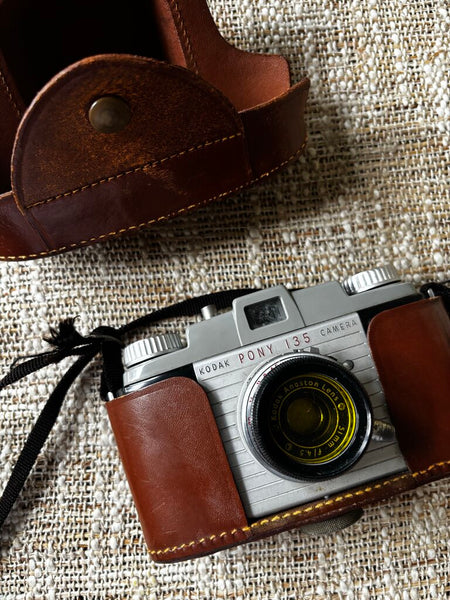 1960'S KODAK PONY CAMERA W/ LEATHER FIELD CASE & STRAP