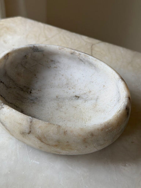 1715 Oval Alabaster Box